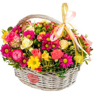 Цветы в корзинке с хризантемами
